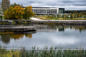 Obraz premium a panoramic view from a drone of buildings and architectural and landscape solutions against the backdrop of autumn colors in Skolkovo