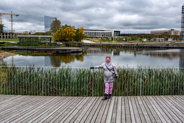 Fototapeta premium woman tourist on the background of ancient sights on an autumn gray day