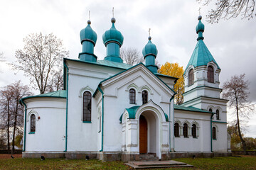 Fototapeta na wymiar Cerkiew Prawosławna na Podlasiu, Podlasie, jesienny krajobraz
