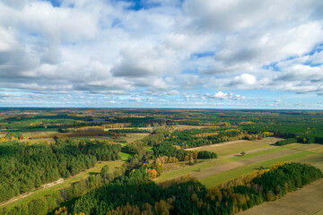 Kolorowe pola uprawne widziane z góry, rolniczy krajobraz polskiej wsi. Jesień. Rozlewisko rzeki.