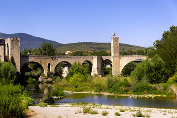 Fototapeta na wymiar Puente de Besalú