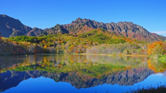 紅葉の美しい秋の戸隠連峰と鏡池の鏡面
