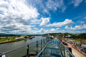 Obraz premium Kanchanaburi, Thailand - September 18, 2022 : View of beautiful glass sky walk landmark viewpoint of Mae Klong river at Kanchanaburi province, Thailand