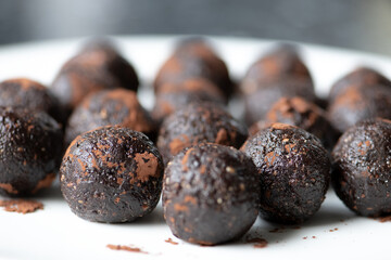 Energiebällchen- Energy Balls, Homemade, Datteln, Feigen, Aprikosen, Haselnüsse, Haselnussmus, Rohkakao, verschiedene Saaten; close up, gluten- und zuckerfrei