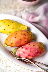 Bunte Kaktus Feigen auf weißem Teller