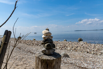 Steine ​​am Strand von Göhren auf der Insel Rügen in Deutschland.
Ostsee, Sommer 2022 - obrazy, fototapety, plakaty
