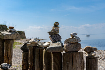 Steine ​​am Strand von Göhren auf der Insel Rügen in Deutschland.
Ostsee, Sommer 2022
 - obrazy, fototapety, plakaty