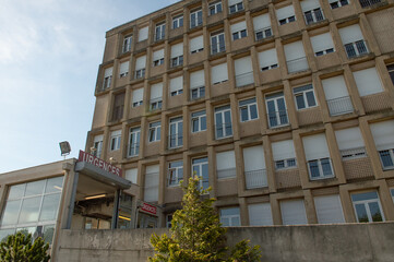 Fototapeta premium Rampe d'accès aux services d'urgence de l'hôpital, porte d'accès Briey, France, Lorraine