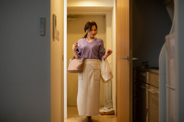 帰宅する若い女性