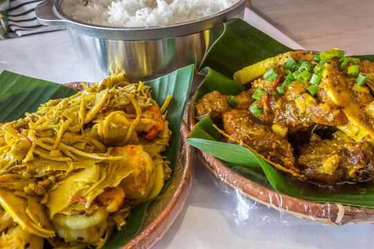 Plats cr&eacute;ole de la gastronomie r&eacute;unionnaise , crevettes au chou de vacoa et poulet chou palmiste