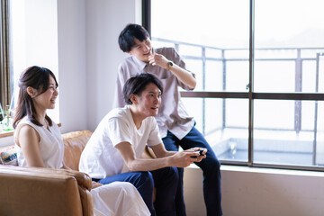 Fototapeta premium 家でテレビゲームをする若い男女