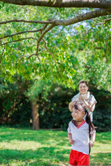 Fototapeta premium 外でランニングをするお母さんと子供