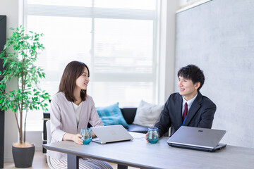 オフィスで楽しく話す男女