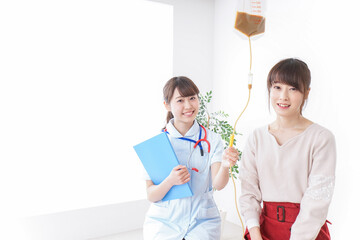 病気の治療をする女性