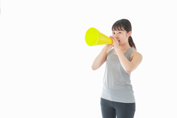 スポーツの応援をする若い女性