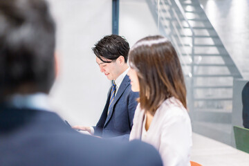 会議の進行をする若いビジネスパーソン