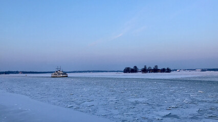 Obraz premium Suomenlinna, Finland, February 2018 - A large body of water