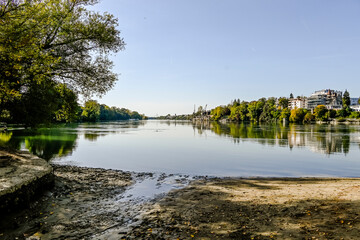 Rheinfelden, Rhein, Inseli, Burgstell, Insel, Schifflände, Rheinufer, alte Rheinbrücke, Uferweg, Rheinweg, Rheinschifffahrt, Herbst, Herbstsonne, Aargau, Schweiz