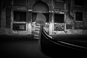Bug der klassischen traditionellen italienischen venezianischen Gondel Ferro, Symbol von Venedig, auf dem Wasser eines Kanals