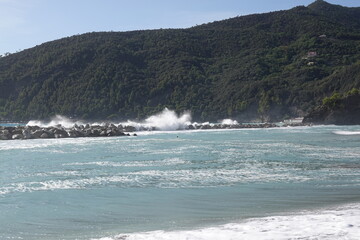 Italien Moneglia Wellen und Strand