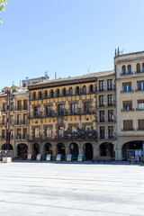Fototapeta na wymiar Place de la ville d'Estella en Espagne avec ses arcades et ses vieux immeubles