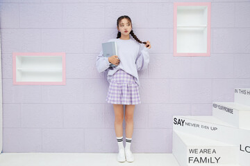 スポーティなファッションをした若い女性のキュートなポートレート