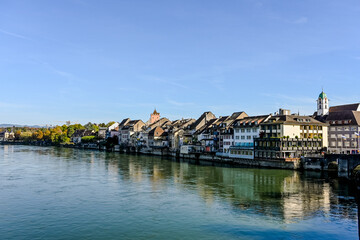 Rheinfelden, Rhein, Rheinufer, Stadt, Altstadt, alte Rheinbrücke, Stadtkirche, St. Martin, Messerturm, Rathaus, Uferweg, Rheinweg, Rheinschifffahrt, Herbst, Aargau, Schweiz