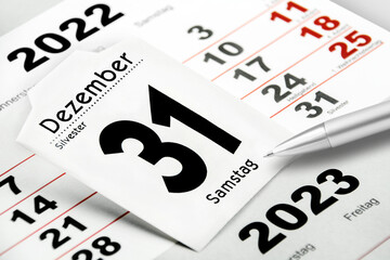 Deutscher Kalender Datum 31. Dezember  2022 und Neujahr 2023 mit Kugelschreiber