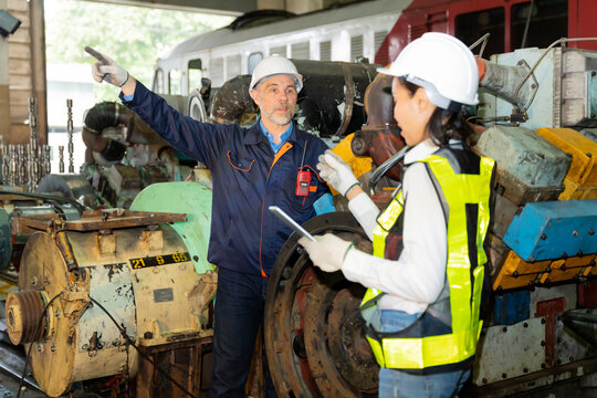 chief engineer Check the work of the workers in the old factory to rehearse the engine.