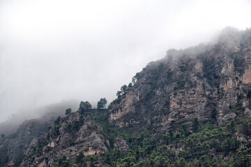 Tief hängende Wolken in den Bergen Griechenlands