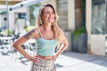 Obraz premium Young blonde woman smiling confident looking to the side at street