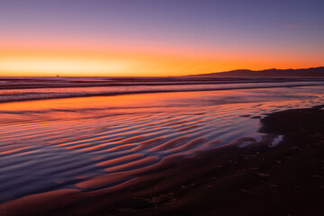 Obraz premium Beautiful beach sand pattern with sunrise light.