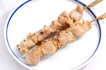 じっくり炭火で焼いた焼き鳥を塩で（モモ肉）