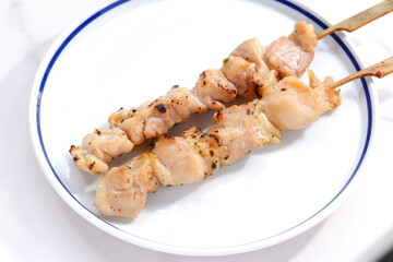 じっくり炭火で焼いた焼き鳥を塩で（モモ肉）