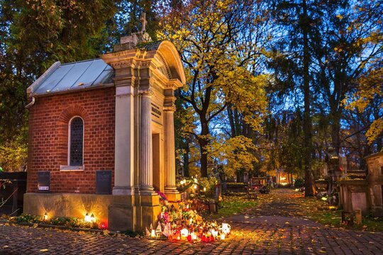 Rakowice w jesienny listopadowy wiecz&oacute;r - płonące znicze