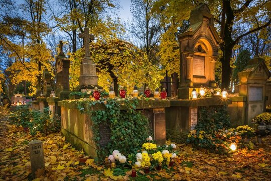 Rakowice w jesienny listopadowy wiecz&oacute;r - płonące znicze