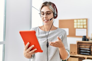 Naklejka premium Young caucasian call center agent having video call working at the office.