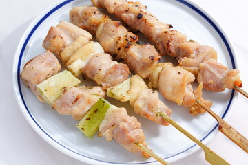 炭火でじっくり焼いた焼き鳥の盛り合わせ（塩）