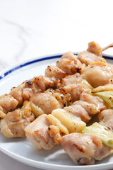 炭火でじっくり焼いた焼き鳥の盛り合わせ（塩）