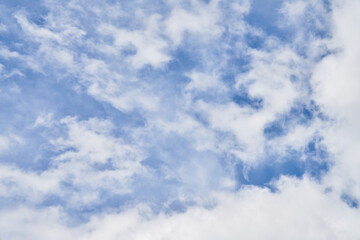 Naklejka premium Beatiful blue sky with clouds on a sunny day
