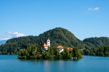 Fototapeta na wymiar Lac de Bled en Slovénie avec l'église Sainte-Marie de l'Assomption sur une île au milieu du lac