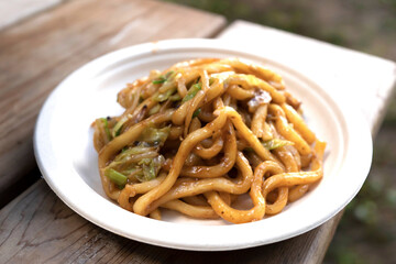 アウトドアで紙皿に取り分けた焼うどん