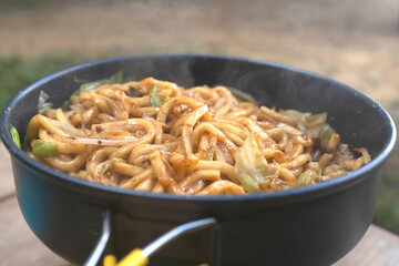 アウトドアで調理するホルモン焼うどん