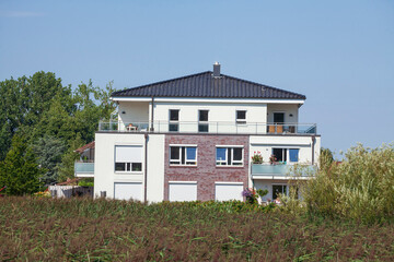Fototapeta na wymiar Modernes Wohngebäude, Buxtehude, Niedersachsen, Deutschland