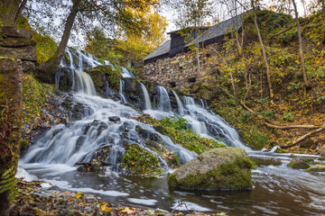 Obraz premium Waterfall in the small town of Röttle in southern Sweden outside of Gränna, along the highway E4 during a sunny autumn day. 