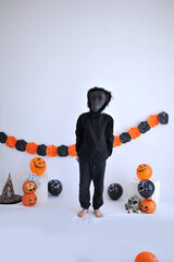 menino se divertindo bal&otilde;es dia das bruxas 