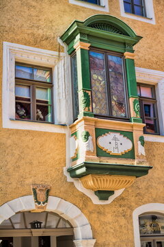 freiberg, deutschland - altes haus mit pr&auml;chtigem erker