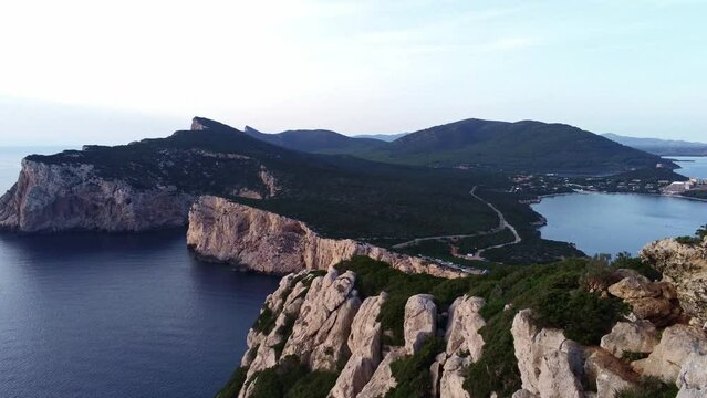 Flug entlang einer Steilk&uuml;ste im Norden Sardiniens