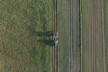 Traktor na polu © Pawel Szypula