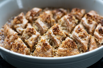 homemade glutenfreie Baklava mit Walnüssen und Ahornsirup